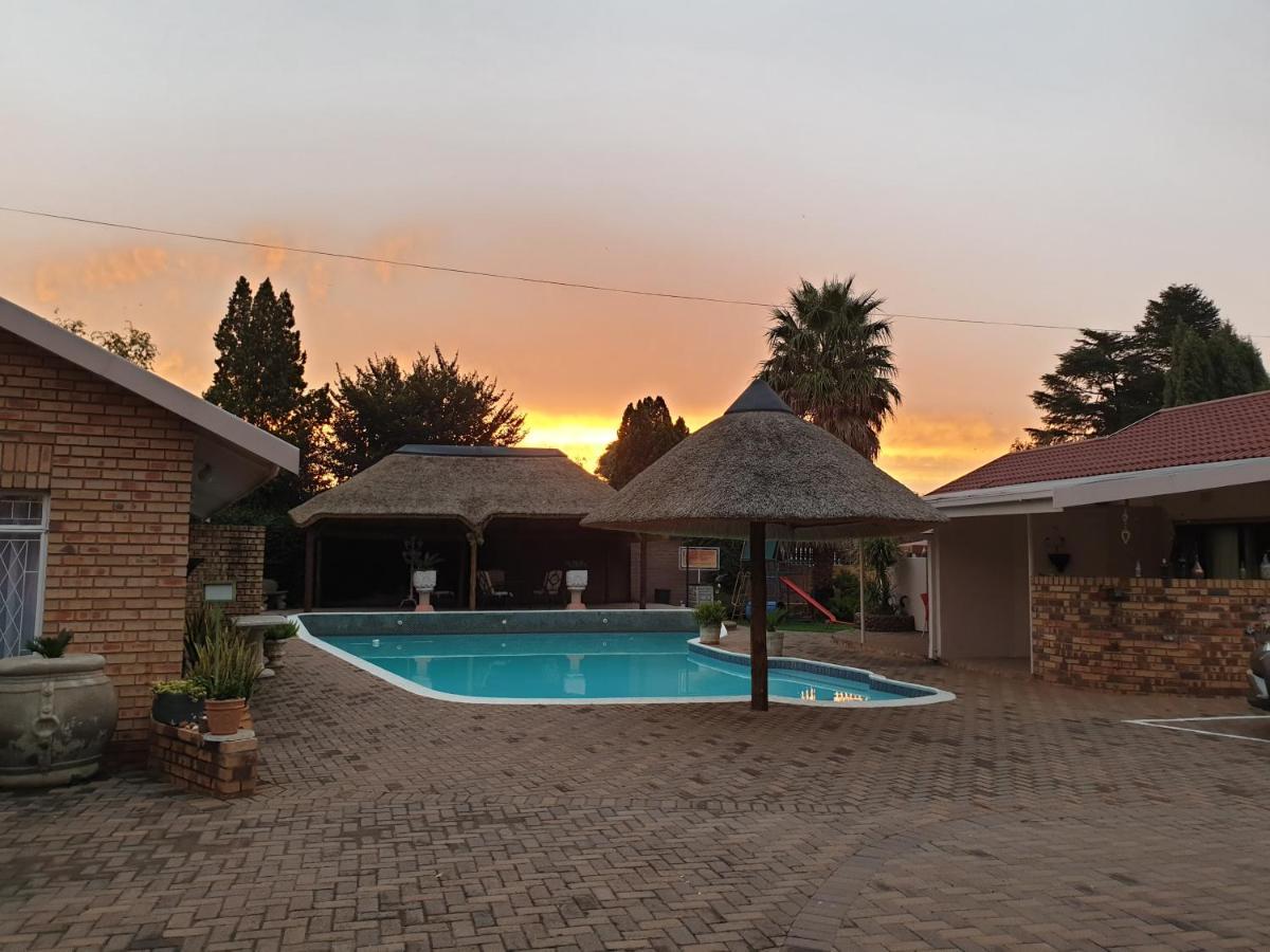 Invite Guest House - Self Catering Accommodation In Vanderbijlpark Exterior photo